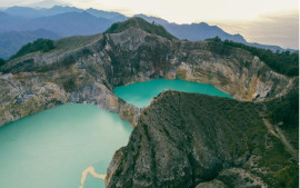 indahnya-danau-tiga-warna-di-kawah-gunung-kelimutu