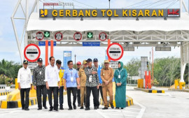 presiden-jokowi-resmikan-dua-ruas-tol-trans-sumatera-guna-mendorong-mobilitas-dan-daya-saing-ekonomi-daerah
