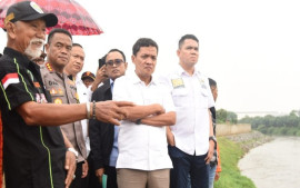 wakil-ketua-komisi-iii-habiburokhman-tinjau-langsung-ke-tkp-penemuan-tujuh-jenazah-di-kali-bekasi