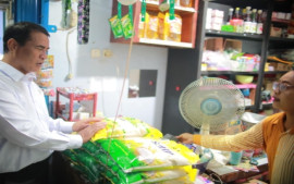 operasi-pasar-pedagang-di-pasar-rau-akui-program-sphp-bantu-stabilkan-harga-beras