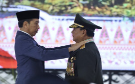 menhan-prabowo-terima-pangkat-istimewa-dari-presiden-jokowi-dalam-acara-rapim-tni-polri