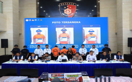 bareskrim-polri-gerebek-jaringan-judi-online-internasional-amankan-uang-tunai-rp16-4-miliar
